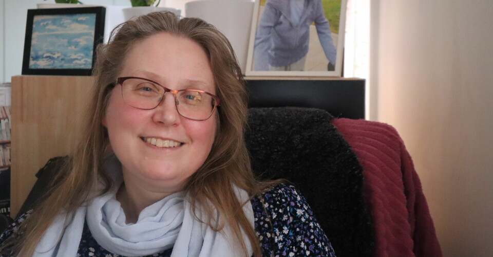 Kristina Wikström skrev en bok om sorgen efter sin mamma Rakel, som ses på fotot i bakgrunden.