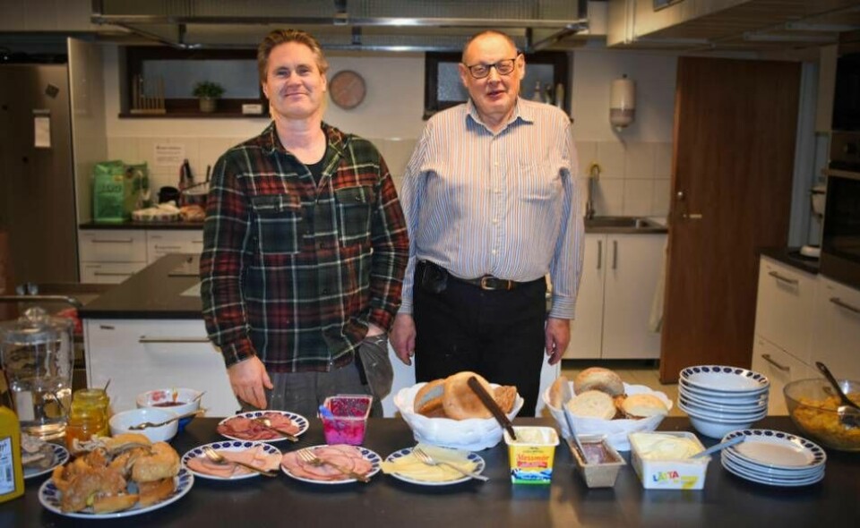 Varje vardag välkomnar Urban Andersson och Jörgen Gustafsson människor att ta del av pingstkyrkans uppdukade frukostbuffé. Foto: Ola Karlman