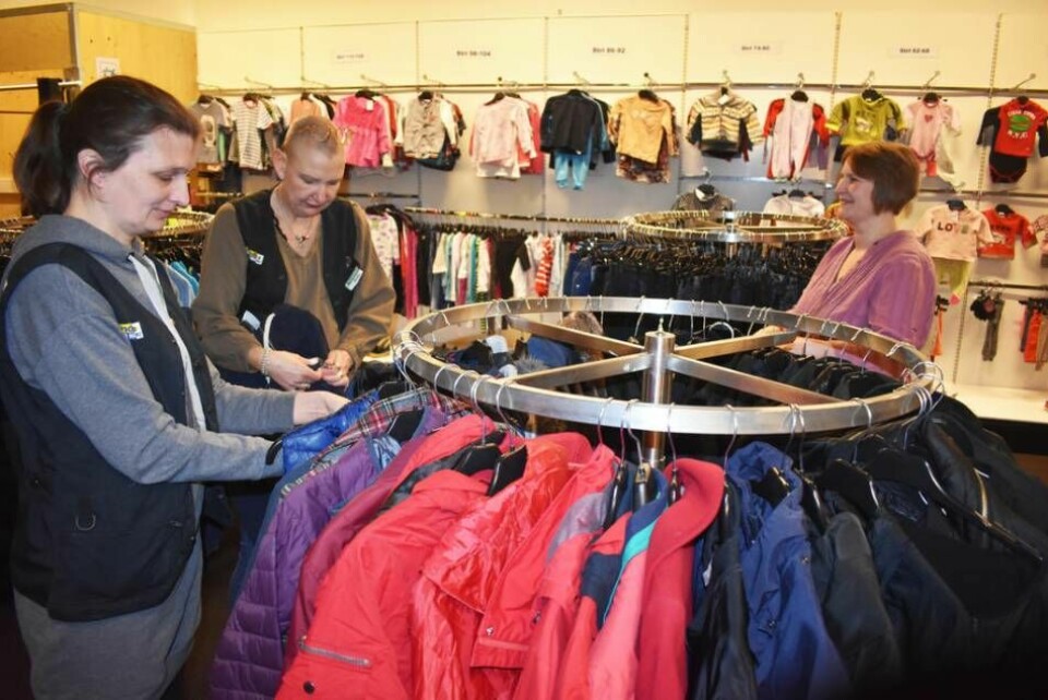 Erika, Anki och Antonia arbetar alla i second hand-butiken som Pingstkyrkan i Hässleholm driver. Foto: Ola Karlman