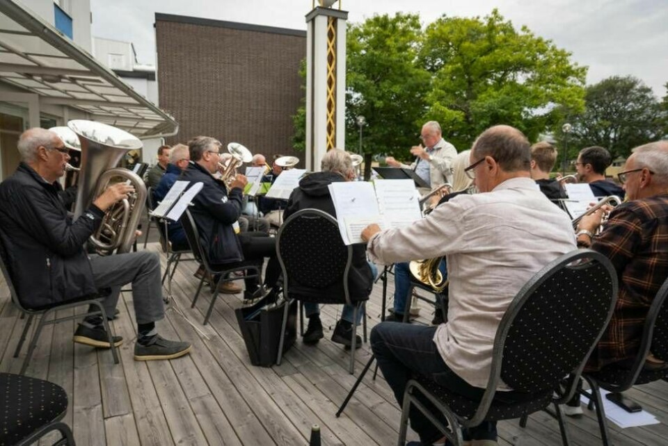 Församlingens blåsorkester, Sion Brass, håller konsert i parken utanför kyrkan. Foto: Lasse Väcklén