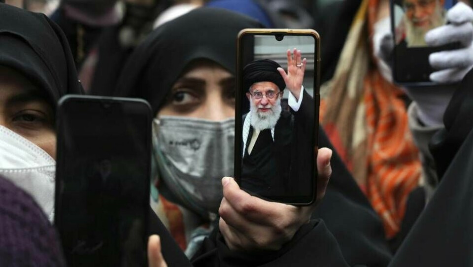Konflikten i Iran handlar främst om religion. Iran styrs i realiteten av en kommitté av mullor som i egenskap av muslimer har som högsta ambition att underkasta sig Allahs vilja, skriver debattörerna. Foto: Vahid Salemi/AP/TT