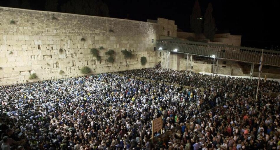 I början av veckan inföll den judiska högtiden Yom Kippur, som alltid samlar tiotusentals judar till Västra muren i bön om förlåtelse. Först på senare år har även FN börjat respektera dagen och ställer in generalförsamlingens toppmöten denna dag.
