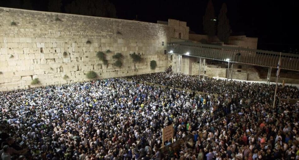 I början av veckan inföll den judiska högtiden Yom Kippur, som alltid samlar tiotusentals judar till Västra muren i bön om förlåtelse. Först på senare år har även FN börjat respektera dagen och ställer in generalförsamlingens toppmöten denna dag. I början av veckan inföll den judiska högtiden Yom Kippur, som alltid samlar tiotusentals judar till Västra muren i bön om förlåtelse. Först på senare år har även FN börjat respektera dagen och ställer in generalförsamlingens toppmöten denna dag.