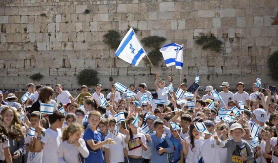 Israeliska skolbarn vid Västra muren under Jerusalemdagen 24 maj – den dag Israel 1967 återtog Jerusalems östra del och staden återförenades. Israeliska skolbarn vid Västra muren under Jerusalemdagen 24 maj – den dag Israel 1967 återtog Jerusalems östra del och staden återförenades.