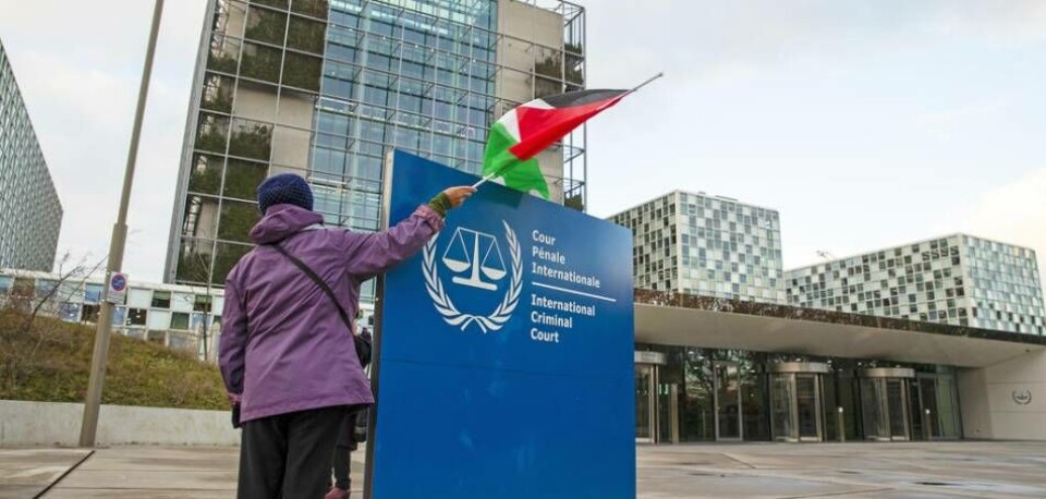 En person med en palestinsk flagga utanför den Internationella brottmålsdomstolen i Haag deltar i en manifestation 2019 för att förmå ICC att åtala Israel för krigsbrott. Nyligen annonserade ICC att man beslutat att påbörja en sådan undersökning, skriver Christina Toledano Åsbrink. En person med en palestinsk flagga utanför den Internationella brottmålsdomstolen i Haag deltar i en manifestation 2019 för att förmå ICC att åtala Israel för krigsbrott. Nyligen annonserade ICC att man beslutat att påbörja en sådan undersökning, skriver Christina Toledano Åsbrink.