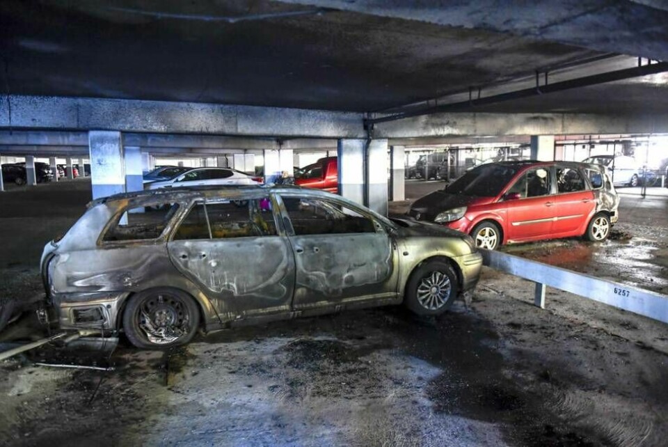 Ett parkeringsgarage i Husby i norra Stockholm den 16 augusti. Två bilar blev helt utbrända.