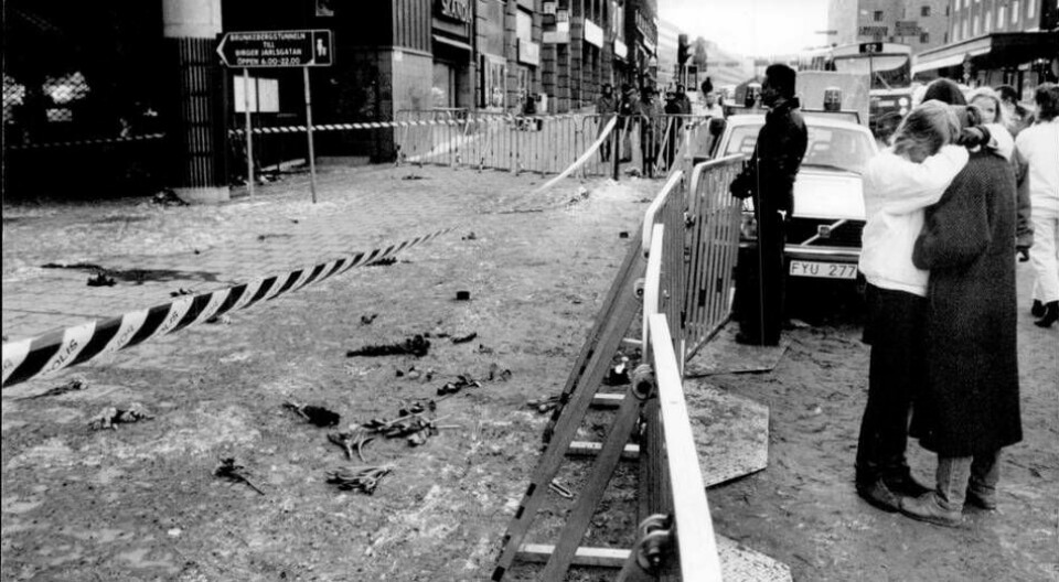 Människor visar öppen sorg på platsen där statsminister Olof Palme (S) mördades, i korsningen Tunnelgatan–Sveavägen. Foto: Jack Mikrut/TT