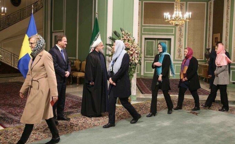 I mötet med Irans president 2016 framträdde Ann Linde och de övriga kvinnliga representanterna för ”Sveriges första feministiska regering” iförda muslimsk slöja.