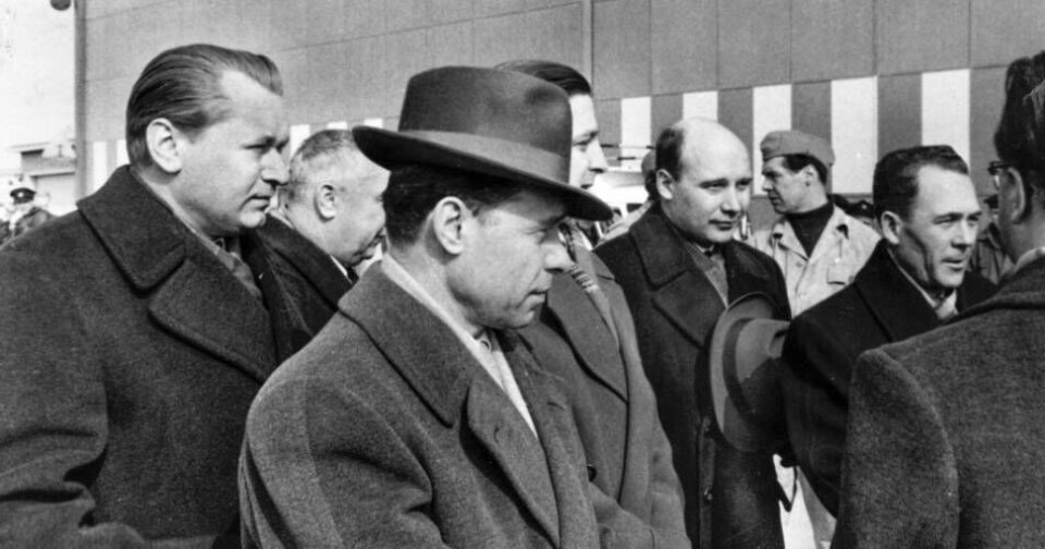 Den spiondömde svenske flygöversten Stig Wennerströms sovjetiske kontaktman i Stockholm, militärattachén Semen Jusjtjenko (i hatt), på Bromma flygplats någon gång på 1950-talet. Foto: SvP/TT
