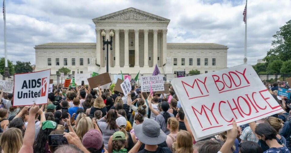 Den amerikanska Högsta Domstolens upphävande av Roe mot Wade-domen från 1973 har orsakat ett ramaskri i medierna. Samtidigt är det beklämmande att se den osaklighet som präglar många av de politiska och lobbyistiska utspel som har följt i HD-utslagets spår, menar ledarskribenten. Den amerikanska Högsta Domstolens upphävande av Roe mot Wade-domen från 1973 har orsakat ett ramaskri i medierna. Samtidigt är det beklämmande att se den osaklighet som präglar många av de politiska och lobbyistiska utspel som har följt i HD-utslagets spår, menar ledarskribenten.