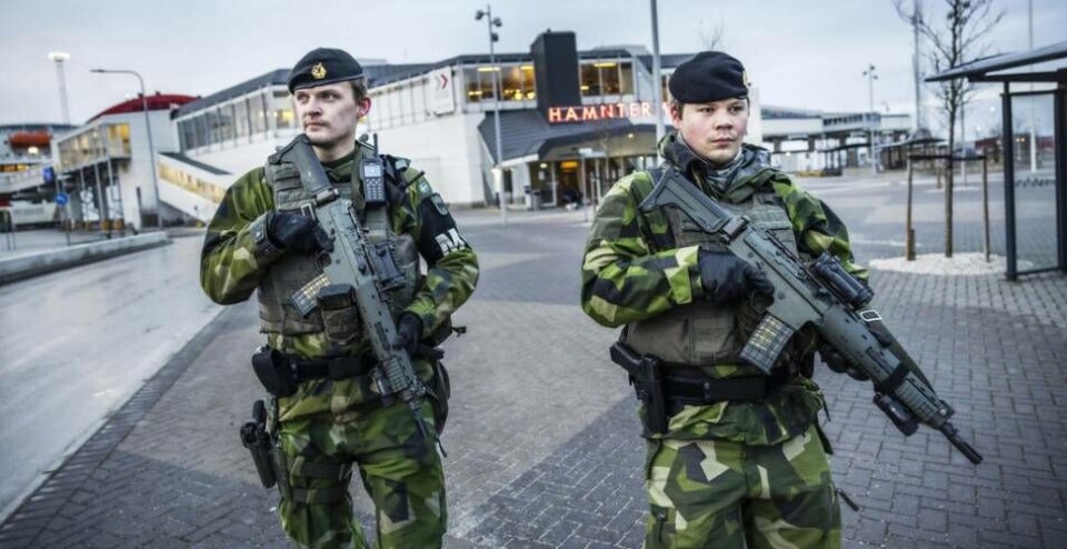 Sverige behöver stärka sitt försvar, öka skyddet av strategiska mål men inte låta sin politik påverkas av hot från främmande makt, skriver Sven Almkvist. Sverige behöver stärka sitt försvar, öka skyddet av strategiska mål men inte låta sin politik påverkas av hot från främmande makt, skriver Sven Almkvist.