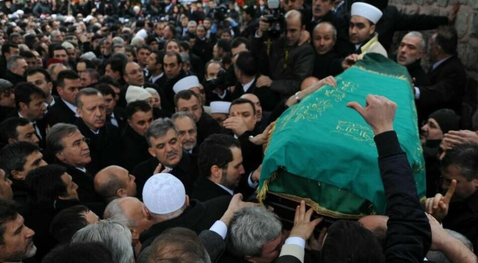Turkiets första islamistiske premiärminister Necmetin Erbakan (1926 – 2011) avsade tydligt alla krav och önskemål om en statsbegravning. Han fick inte sin vilja igenom och tusentals människor däribland Recep Tayyip Erdogan närvarade vid hans begravning vid Haci Bayram Mosken i Ankara den 1 mars 2011. Foto: Burhan Ozbilici/AP/TT