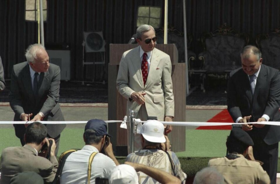Israeli Prime Minister Yitzhak Rabin, left, cuts his length of a ribbon while watching Crown Prince Hassan of Jordan, right, cut his section as U.S. Secretary of State Warren Christopher, center, looks on during a ceremony officially opening the first border crossing between Israel and Jordan on Monday, August 8, 1994 in Aqaba, Jordan. (AP Photo/Eyal Warshavsky) Foto: Eyal Warshavsky/AP/TT