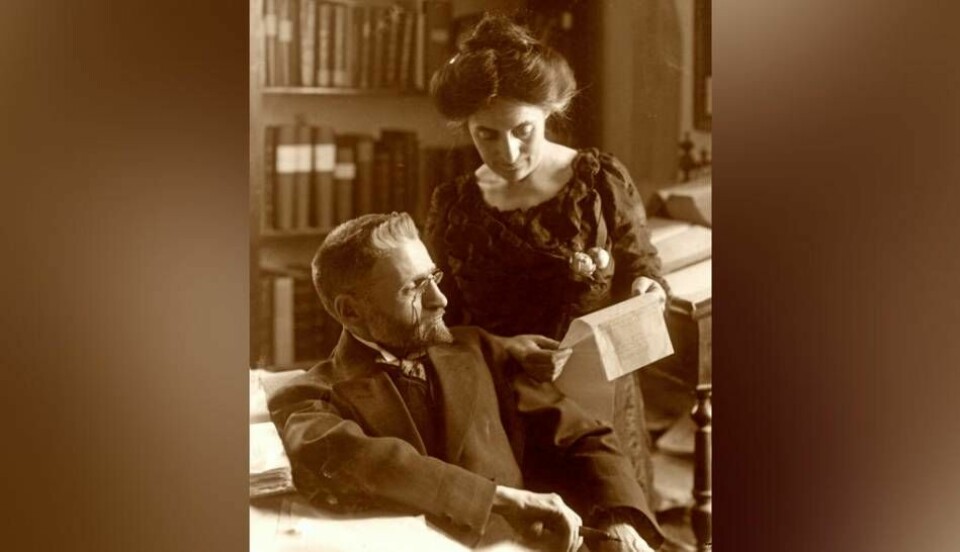 Det berättas att Eliezer Ben-Yehuda vägrade att tala annat än hebreiska med sin familj (här med hustrun Hemda i hemmet i Jerusalem, 1912).