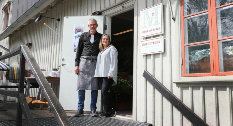 Anders och Malin Ohlson är föreståndare för Mötesplatsen café och second hand i Horred. Foto: Ingrid Byström