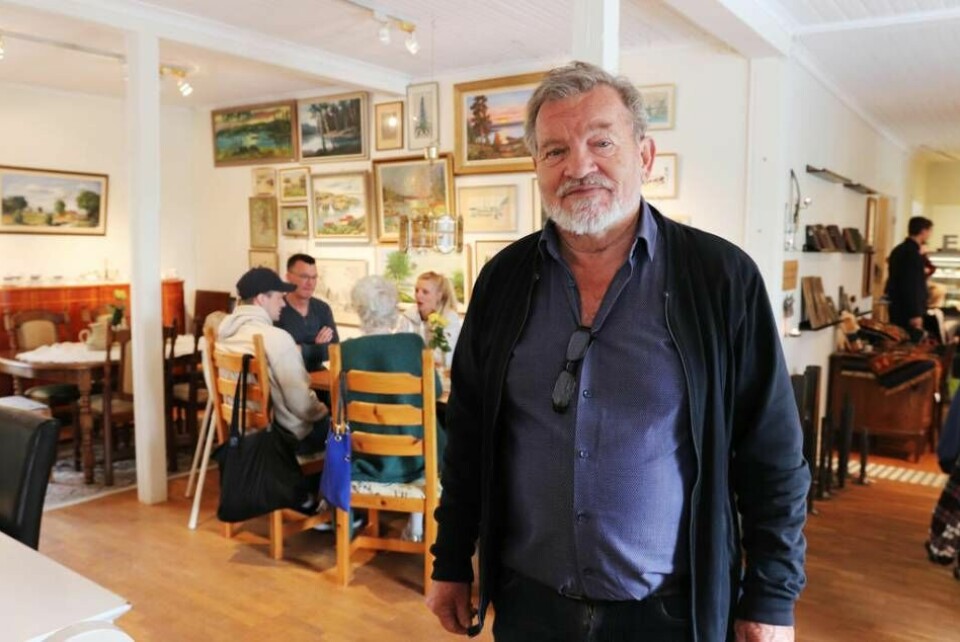 Kai Serholt på Mötesplatsen café och second hand i Horred. Foto: Ingrid Byström
