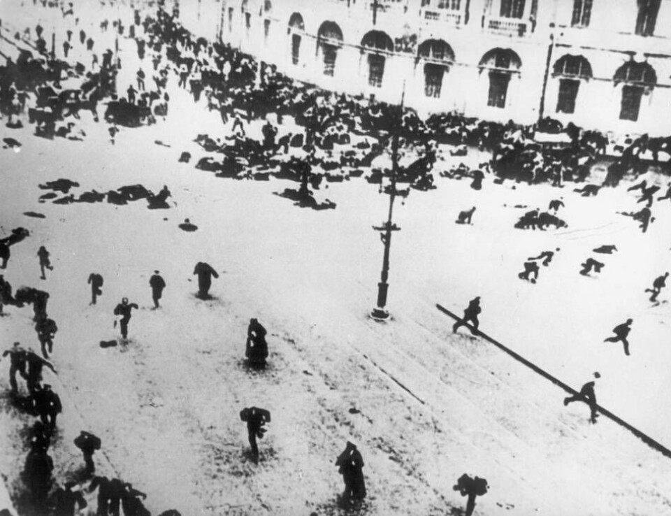 Revolutionsåret 1917 i Ryssland. Bolsjevikernas revolt i Petrograd mot den provisoriska regeringen krossades av regeringstrupper. Demonstranter på Nevskij Prospekt flydde för militären och över 400 arbetare sköts ned eller sårades. Revolutionsåret 1917 i Ryssland. Bolsjevikernas revolt i Petrograd mot den provisoriska regeringen krossades av regeringstrupper. Demonstranter på Nevskij Prospekt flydde för militären och över 400 arbetare sköts ned eller sårades.
