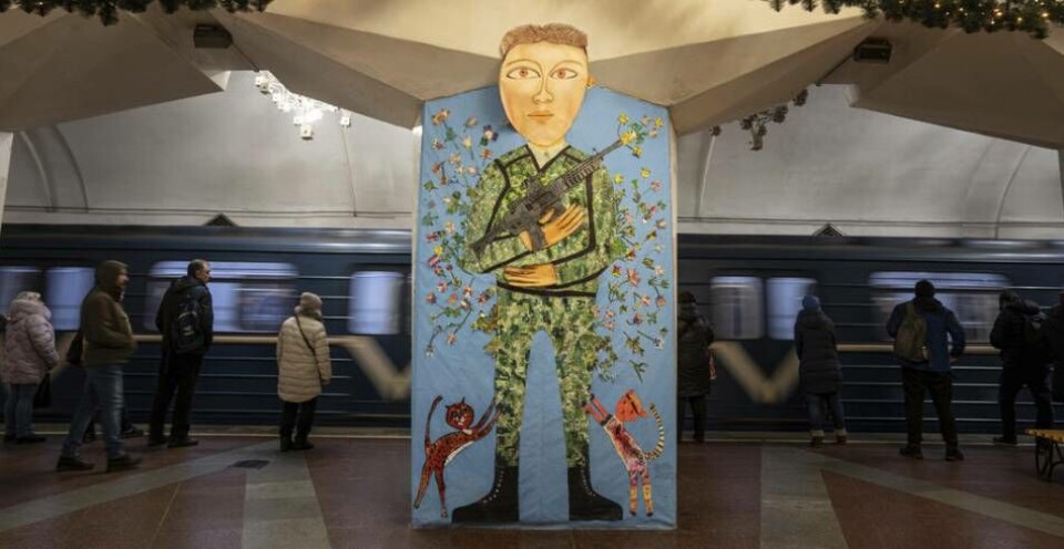 En tunnelbanestation i Kiev är dekorerad med en bild av en soldat som skjuter blommor. En tunnelbanestation i Kiev är dekorerad med en bild av en soldat som skjuter blommor.