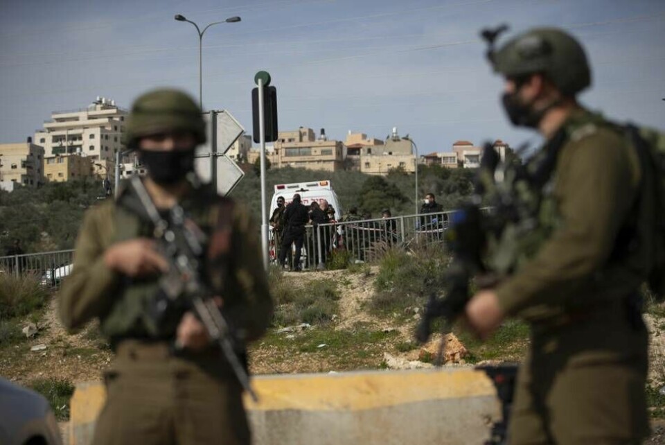Utbetalningarna till palestinier som gripits för terrordåd i Israel fortsatte under 2020. Framöver väntas de försvåras av nya israelisk militärlagstiftning. Bilden visar israeliska styrkor vid platsen där en palestinsk man misstänktes försöka attackera soldater i slutet av januari i år och då dödades. Foto: Majdi Mohammed/AP/TT