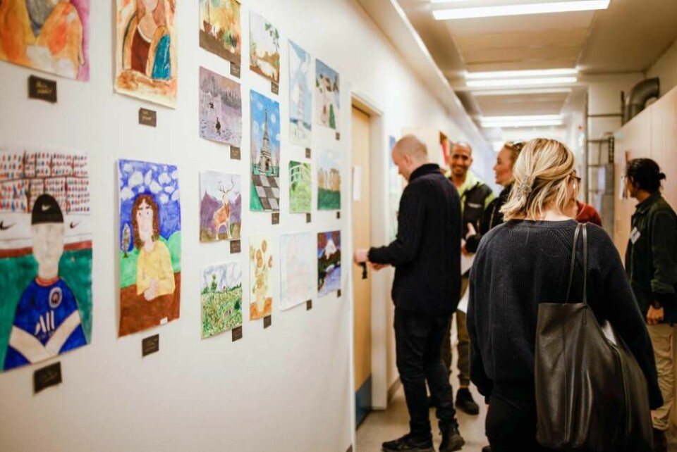 Vid Kristinaskolans 40-årsfirande i tisdags hade högstadieeleverna en konstutställning. Foto: Ester Olofsson