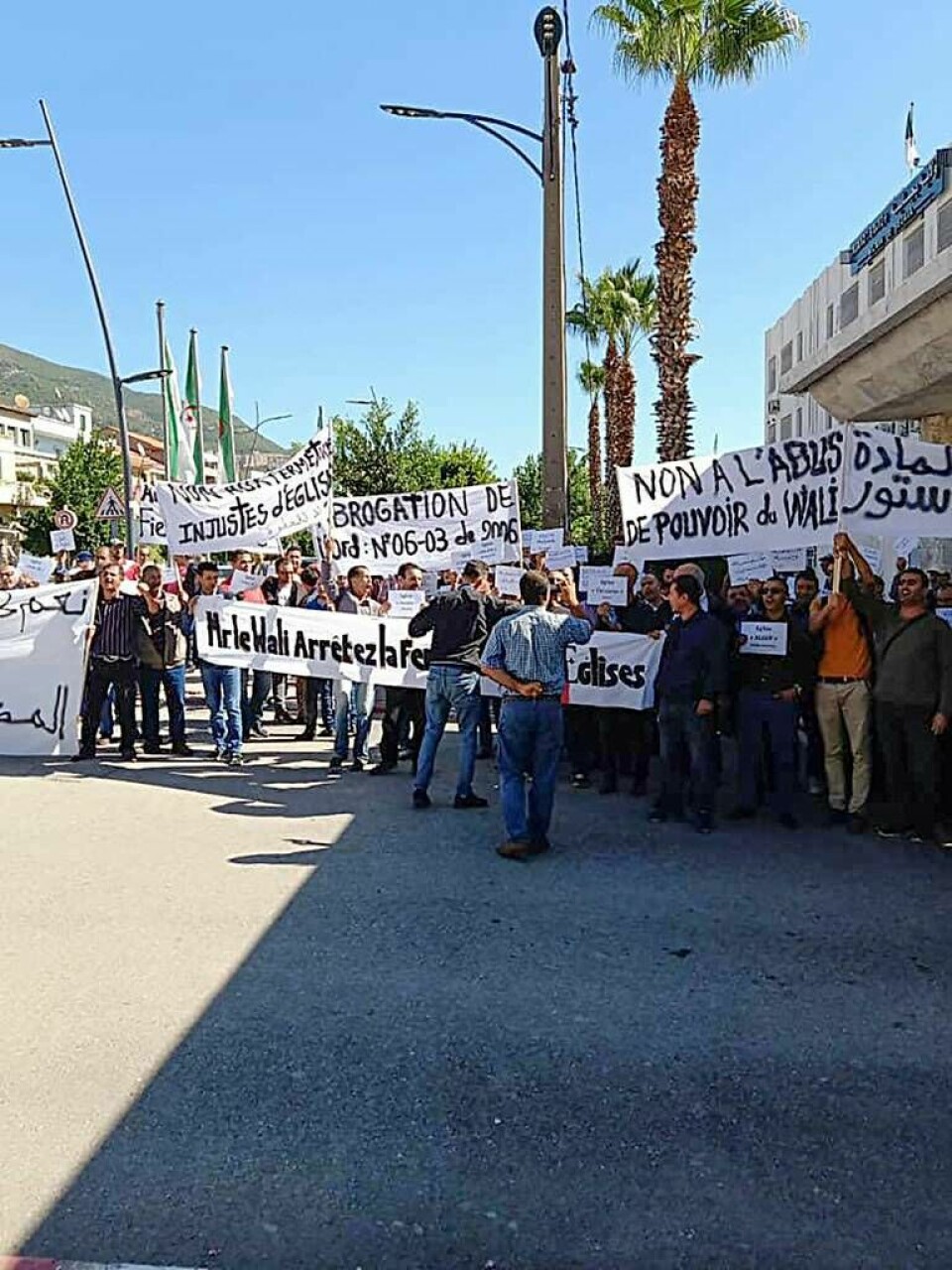 Algeriska kristna protesterade inför guvernören i Bedjai i Algeriet. Foto: Privat