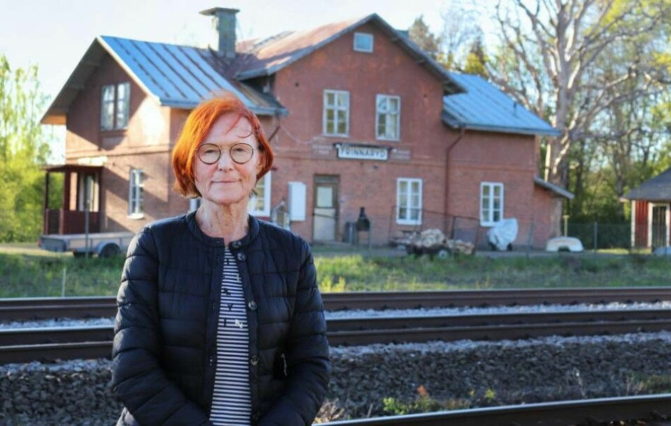 Birgitta Kellner minns när tåget fortfarande stannade i hennes uppväxtort Frinnaryd, som ligger längsmed södra stambanan, mellan Nässjö och Tranås. Foto: David Spånberger