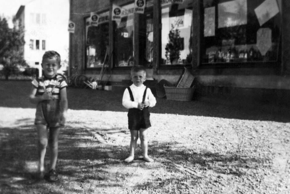 Två pojkar står på grusplanen utanför Allvins speceriaffär på 60-talet. Pojken till höger är specerihandlarens son, Lars Allvin, då 3 år gammal. Foto: Ingemar Allvin