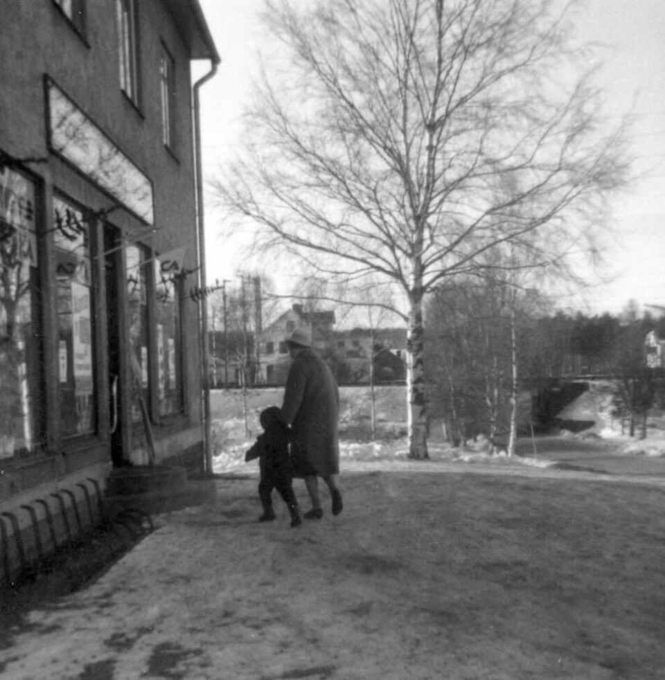 Vy från Allvins speceriaffär mot järnvägen och järnvägsundergången, på 60-talet. Foto: Ingemar Allvin