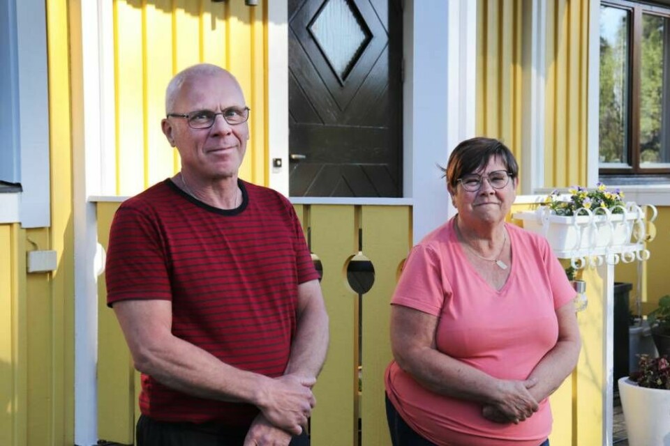 Peter Johansson och Gunnel Bergander har bott i Frinnaryd i hela sina liv och trivs bra där. Deras hus, som byggdes 1983, är ett av ortens ”nyaste”. Foto: David Spånberger