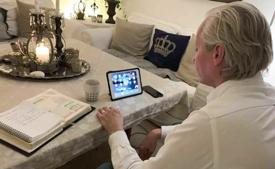 Från sitt vardagsrum i Göteborg är Magnus Axelsson, via sin skärm, med och leder den digitala morgonbön som samlar 70 och 90 personer varje morgon. ”Det finns möjlighet för dig och mig att påverka den här dagen”, säger han till de uppkopplade bedjarna. Foto: Privat