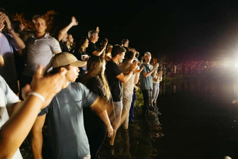 Efter en lovsångskväll på Auburn University fortsatte samlingen vid en sjö där 200 människor spontant ska ha beslutat att låta döpa sig. Foto: Unite Auburn