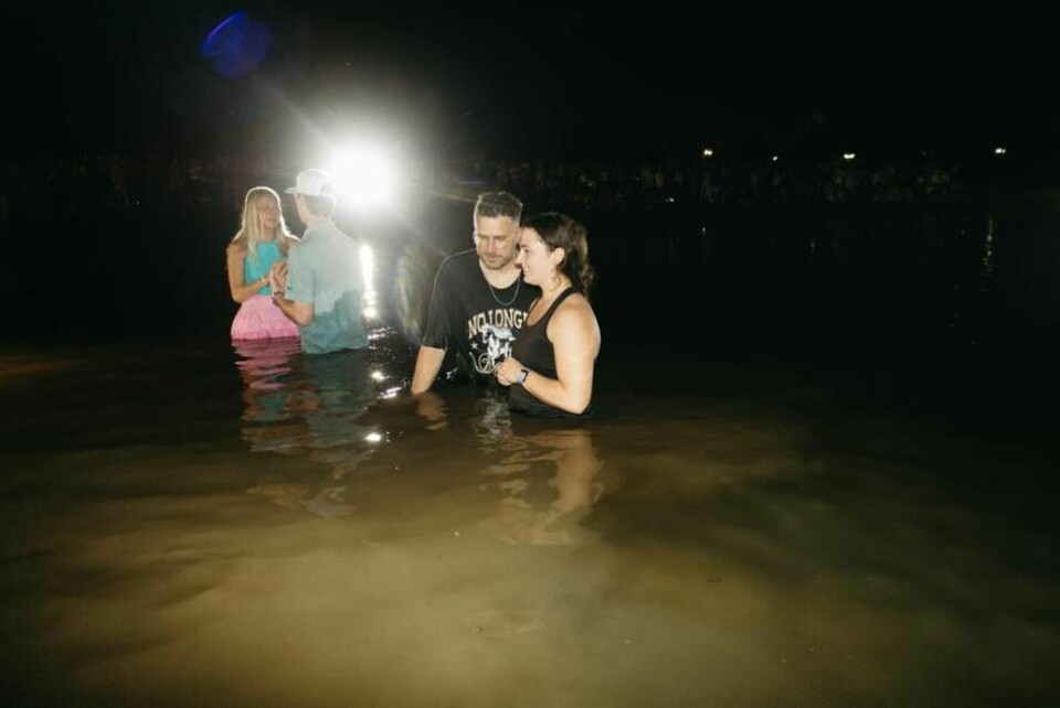 Efter en lovsångskväll på Auburn University fortsatte samlingen vid en sjö där 200 människor spontant ska ha beslutat att låta döpa sig. Foto: Johnathan Pokluda/Unite Auburn
