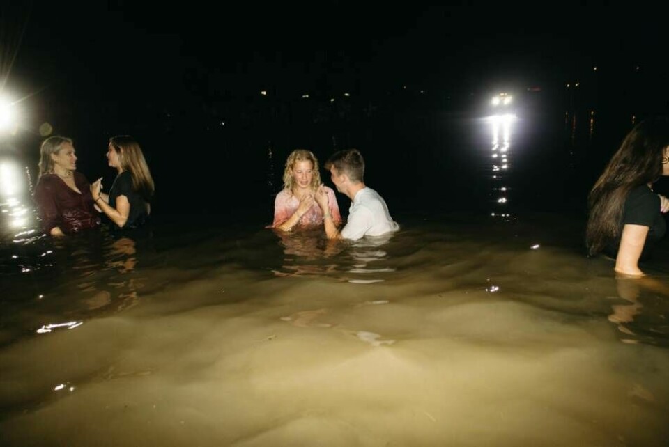 Efter en lovsångskväll på Auburn University fortsatte samlingen vid en sjö där 200 människor spontant ska ha beslutat att låta döpa sig. Foto: Grant Troutt/Unite Auburn