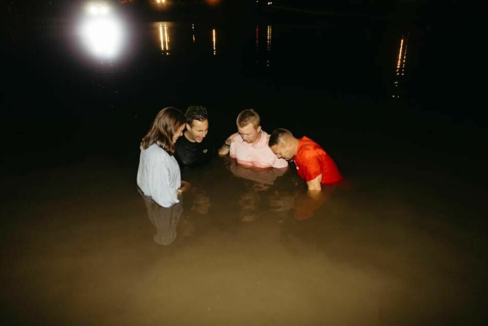 Efter en lovsångskväll på Auburn University fortsatte samlingen vid en sjö där 200 människor spontant ska ha beslutat att låta döpa sig. Foto: Jeremy Napier/Unite Auburn