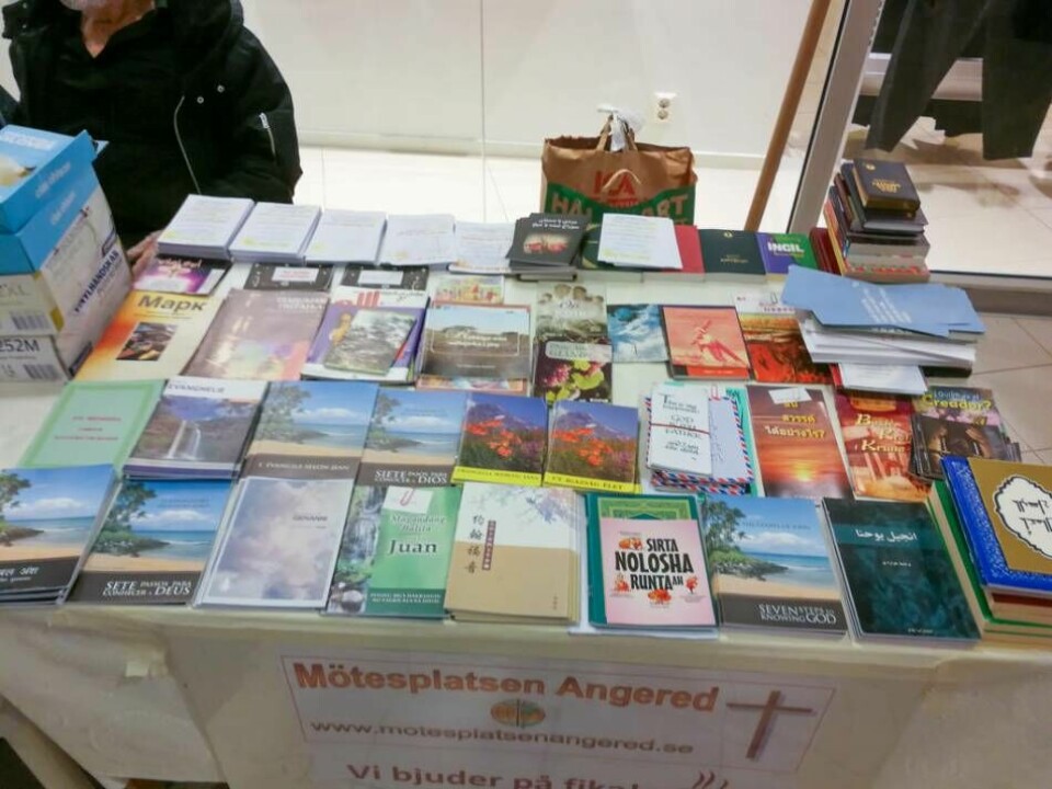 Evangelium på olika språk i Angered centrum. Foto: Privat
