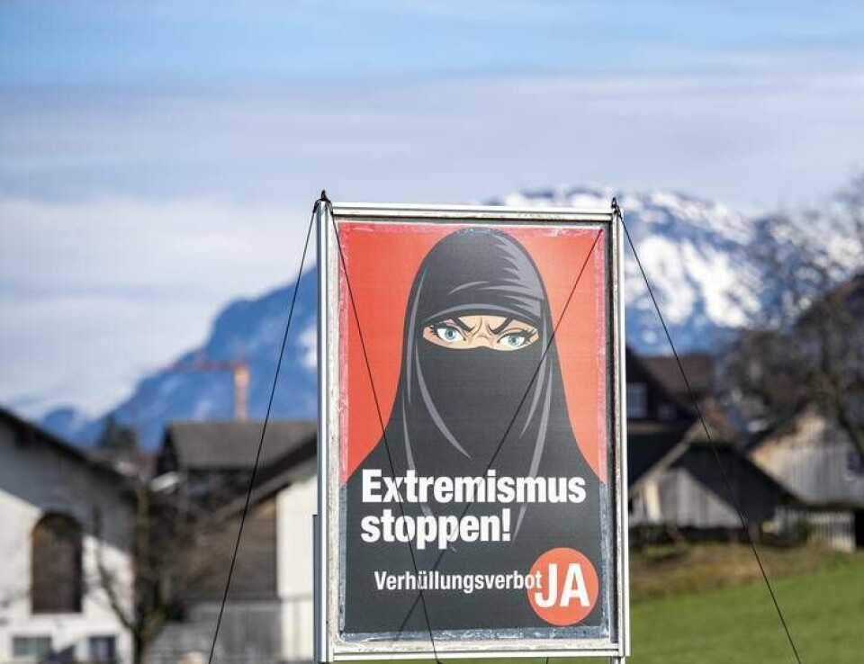 Heltäckande slöja har kopplats samman med extremism på förbudssidans affischer inför folkomröstningen. Heltäckande slöja har kopplats samman med extremism på förbudssidans affischer inför folkomröstningen.