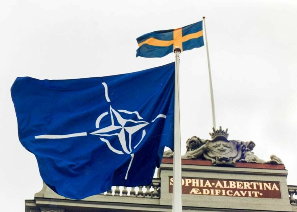 Natoflaggan vajar tillsammans med den svenska flaggan utanför utrikesdepartementet. Foto: Hans T Dahlskog/TT