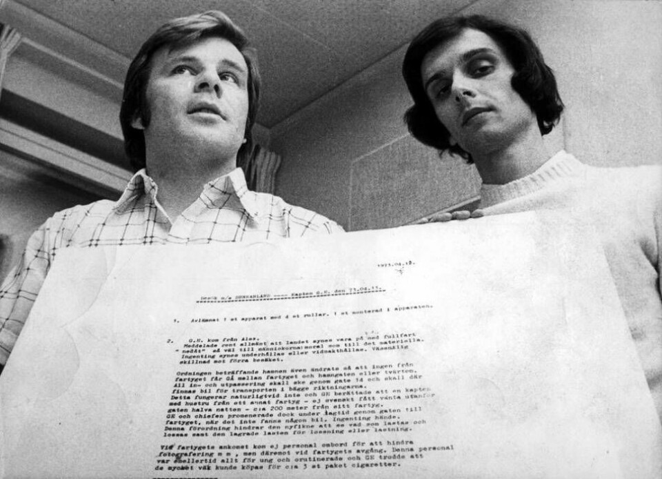 Jan Guillou (t v) och journalistkollegan Peter Bratt (t h) visar hemliga underrättelserapporter i samband med IB-afffären, 1973. Foto: TT