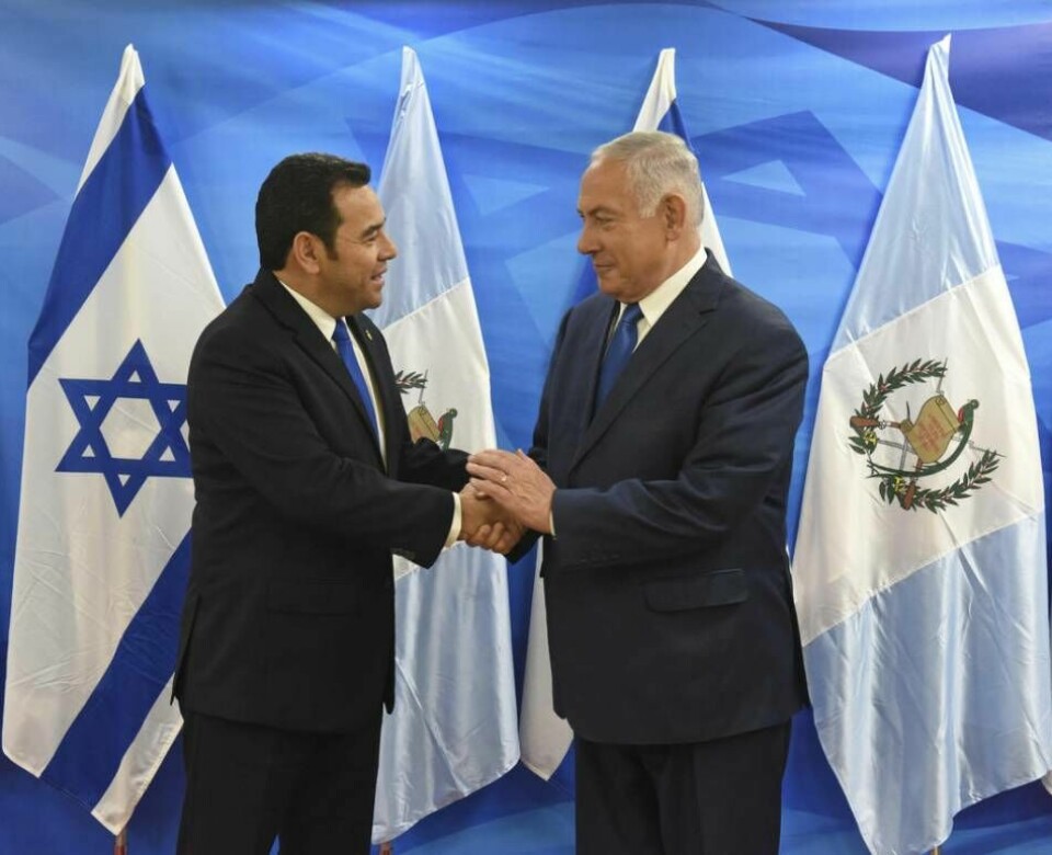 President Jimmy Morales från Guatemala skakar hand med Israels premiärminister Benjamin Netanyahu efter att Guatemala öppnat sin nya ambassad i Jerusalem på onsdagen. Foto: Debbie Hill / AP / TT
