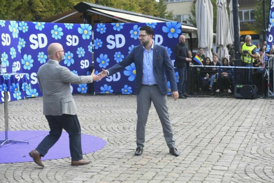 Sverigedemokraternas partiledare Jimmie Åkesson, välkomnade Charlie Weimers vid ett torgmöte på Stora torget i Motala.