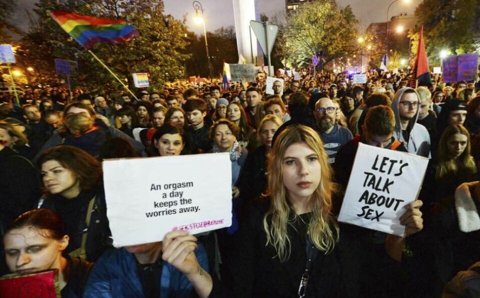 People attend a protest against a bill that would criminalize ”the promotion of underage sex” in front of the Parliament in Warsaw, Poland, Wednesday, Oct. 16, 2019. (AP Photo/Czarek Sokolowski) XCS151 Foto: Czarek Sokolowski/AP/TT