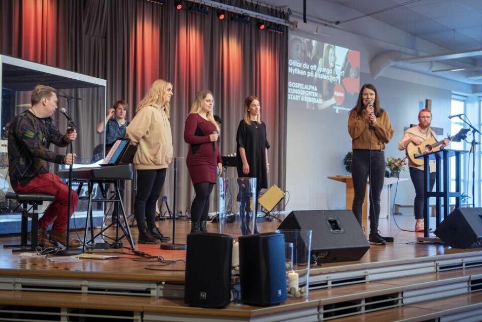 Christina Svensson (th) berättar om Gospelalpha under söndagens gudstjänst i Kungsportskyrkan. Foto: Mikael Good