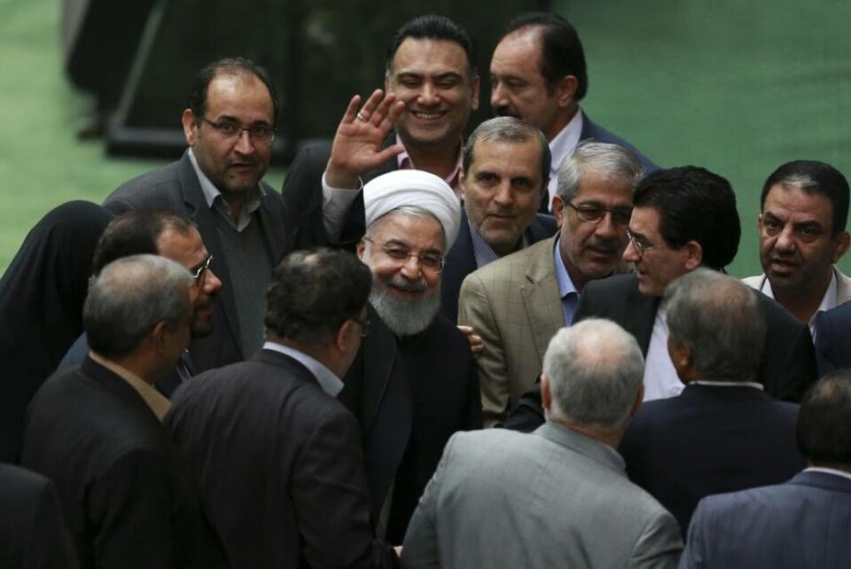 Irans president Hassan Rouhani (mitten) vinkar glatt åt pressen i det iranska parlamentet i Theheran. Trots att kvinnor rättigheter kränkts av regimen i Iran sedan revolutionen 1979, har landet nyligen fått en plats i FN-organet UN Women som jobbar för kvinnors rättigheter. Irans president Hassan Rouhani (mitten) vinkar glatt åt pressen i det iranska parlamentet i Theheran. Trots att kvinnor rättigheter kränkts av regimen i Iran sedan revolutionen 1979, har landet nyligen fått en plats i FN-organet UN Women som jobbar för kvinnors rättigheter.