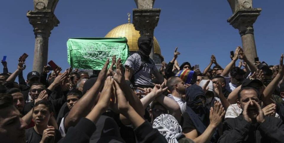 Under den kristna påskhelgen, som i år sammanföll med både den judiska påsken och den muslimska ramadan, drabbade israelisk polis samman med palestinska araber som viftade med Hamas-flaggor, skrek slagord och kastade sten inne på Tempelplatsen i Jerusalem. Under den kristna påskhelgen, som i år sammanföll med både den judiska påsken och den muslimska ramadan, drabbade israelisk polis samman med palestinska araber som viftade med Hamas-flaggor, skrek slagord och kastade sten inne på Tempelplatsen i Jerusalem.