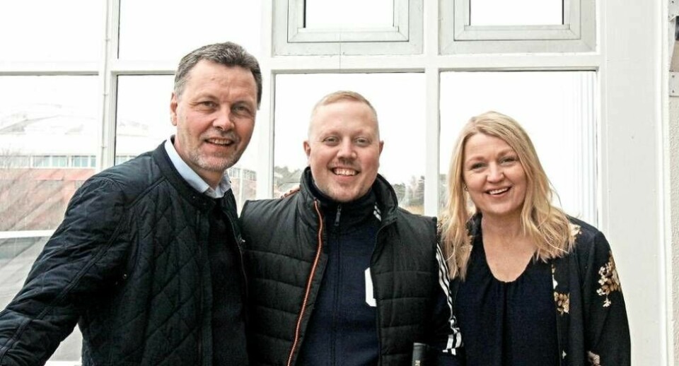 Sebastian Stakset (mitten) tillsammans med Svedjeholmskyrkans pastorspar Thomas och Maria Nordberg. Foto: Julia Nordh/Arkiv