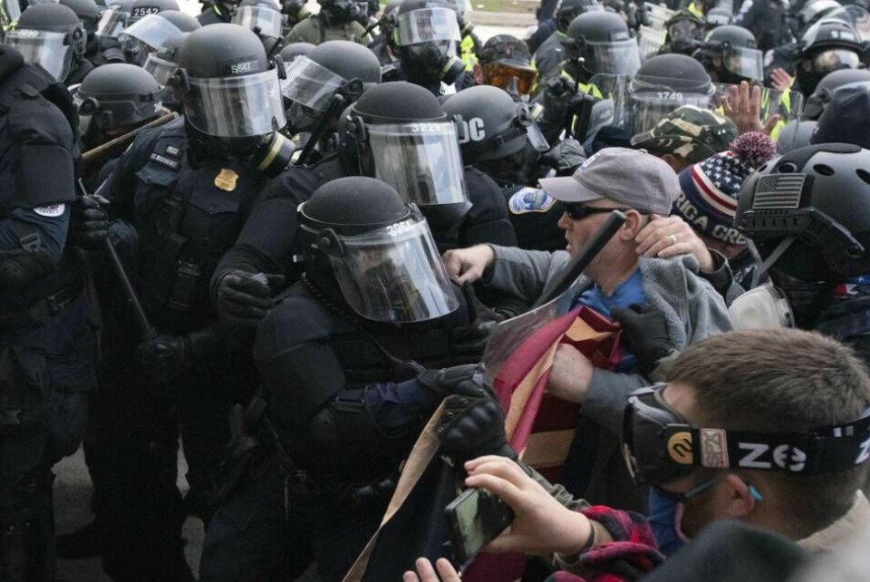 Poliser pressade tillbaka demonstranter som försökte ta sig in i Kapitolium. Foto: Jose Luis Magana/AP/TT