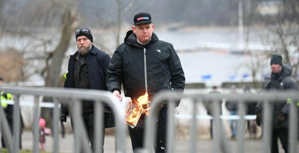 Den högerextreme politikern Rasmus Paludan bränner ett exemplar av Koranen i närheten av Turkiets ambassad i Stockholm. Foto: Fredrik Sandberg/TT