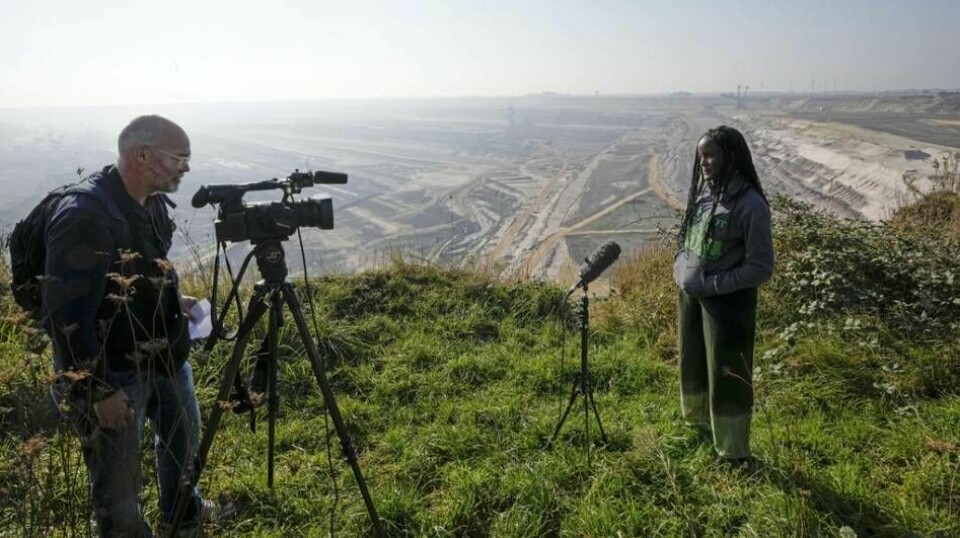 Nyhetsbyrån AP har tagit emot stora summor för att skriva om klimatfrågan. På bilden ses en reporter från AP som intervjuar en klimataktivist från Uganda om kolbrytning.