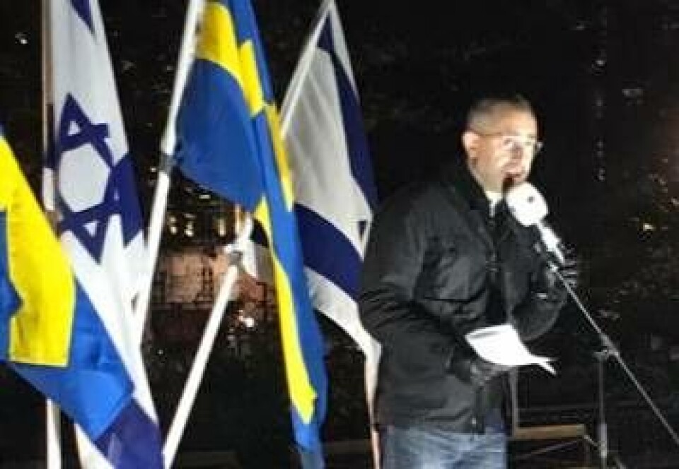 Debattören och författaren Aron Flam var en av talarna vid samlingen till minne av Kristallnatten som hölls i Stockholm på måndagskvällen. Debattören och författaren Aron Flam var en av talarna vid samlingen till minne av Kristallnatten som hölls i Stockholm på måndagskvällen.