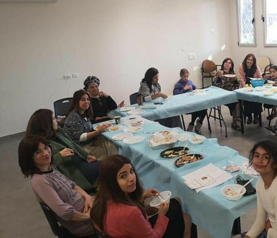 Flickor som ingår i mentorsprogrammet i israeliska Bnei Brak är här på en aktivitet med sina mödrar, som mentorn har anordnat. Foto: Youth Futures